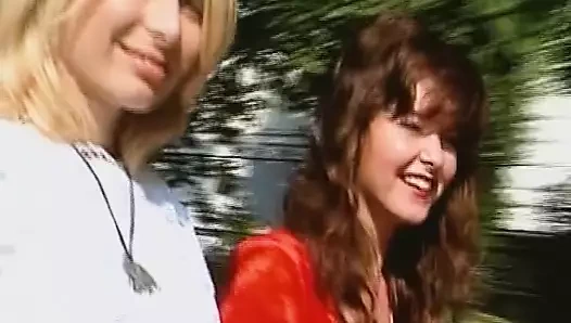 Klasik Alman bebekler kameramana çıplak poz atıyor