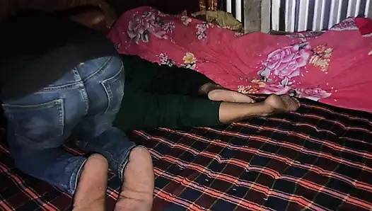 Üvey erkek kardeş üvey kız kardeşini evde sikiyor