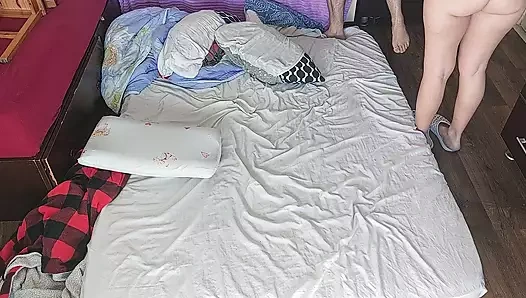 Ateşli amatör çift yatak odasında dizginsiz seks yapıyor. Amatör evli kadın mutfakta çıplak kahvaltı hazırlıyor.