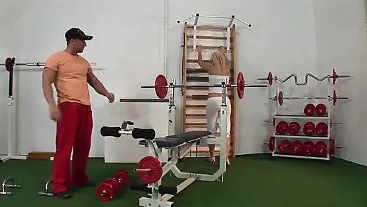 Spor salonunda ateşli bir sarışın için heyecan verici acımasız anal seks fanatiği