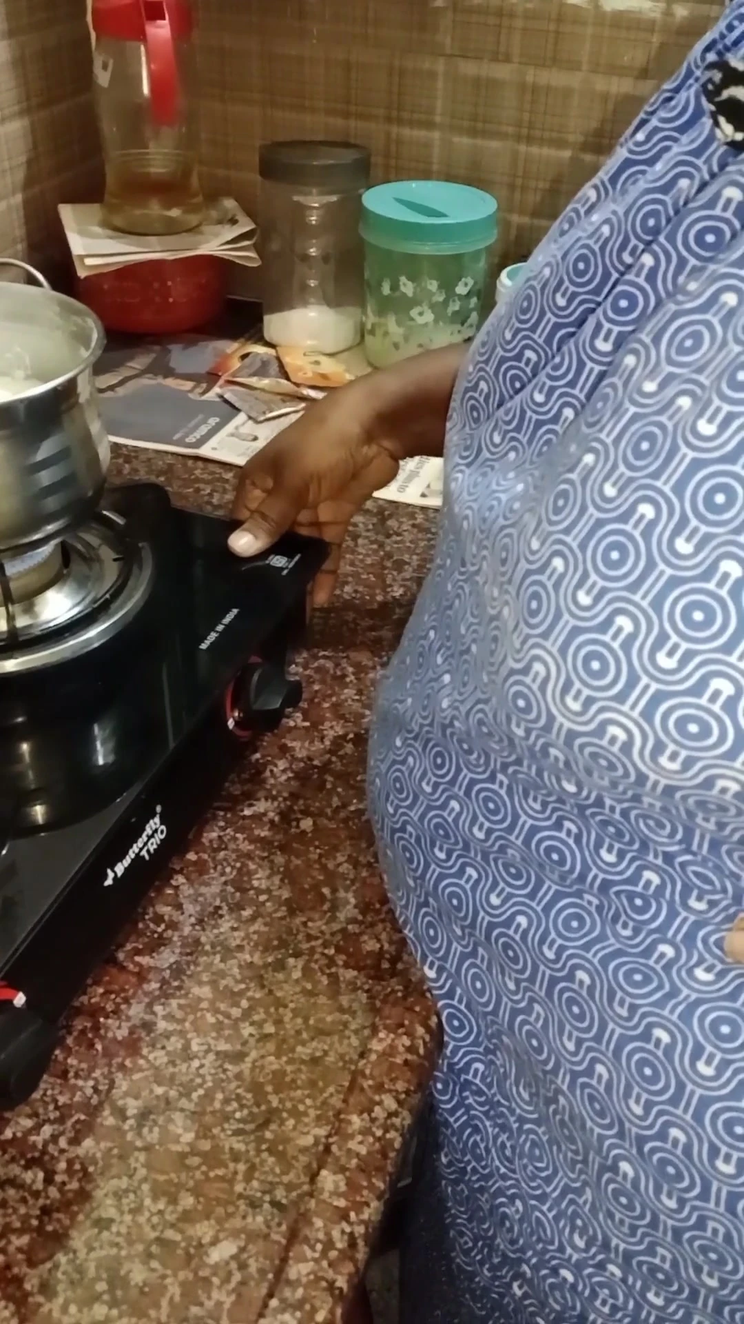 तमिल सौतेला भाई बहन के बड़े स्तन निचोड़ता है और रसोई में उससे गंदी बात करता है और अपने सौतेले भाई के साथ सेक्स करता है