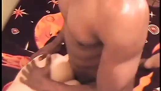 Birkaç kollu Cotton Candy ve Kovboy kız iyi vakit geçiriyorlar için gettodaki iki dolgun adamı davet etti