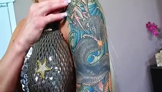 Dövmeli sarışın tıraşlı amcığını yatakta bir adama yediriyor ve siktiriyor