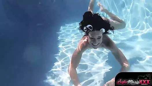 Azgın esmer Sofie Marie su altında ateşli anal sikişiyor