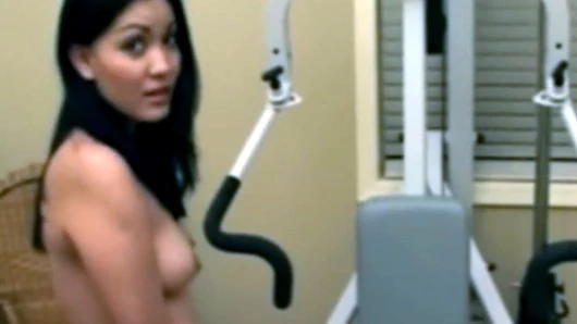 Seksi genç esmer küçük bir yarak için bakış açısı tarzı oral seks