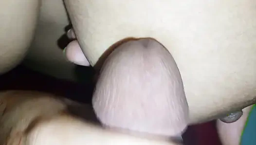 Üvey kız kardeş Nadiya üvey erkek kardeşinin büyük yarağına şaşırıyor ve evde yalnızken büyük amını sikiyor