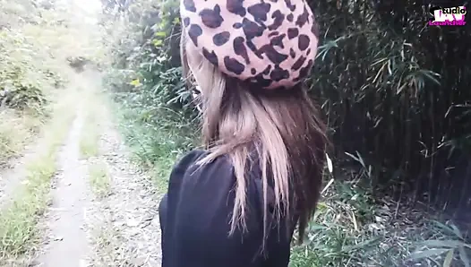 Neşeli ofis hanımı grins onu üsse götürüyor ve gırtlağına kadar alıyor - f