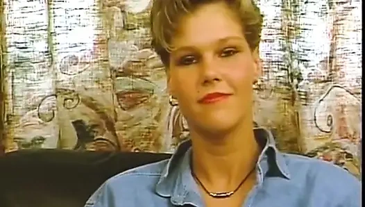 Yarak emen Alman genç kız amını parmaklatıyor