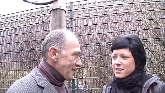 Büyük memeli orta yaşlı seksi kadın alınıyor ve sikiliyor