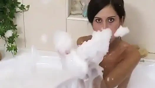 Monica Unco - banyoda solo yıldızı