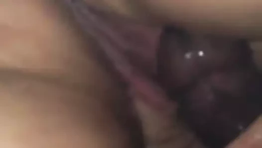 Ateşli orta yaşlı seksi kadın grup seks, ırklararası fışkırtma boşalma genç erkek avcısı