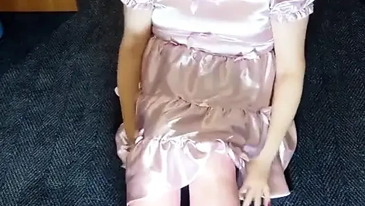 Tam pembe saten ve çoraplı döllü kadın kılıklı kadın