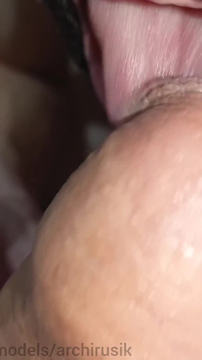 Küstah baba onu pürüzsüz bir dar delikten sikmek için bir iri güzelin götünü tıraş etti!