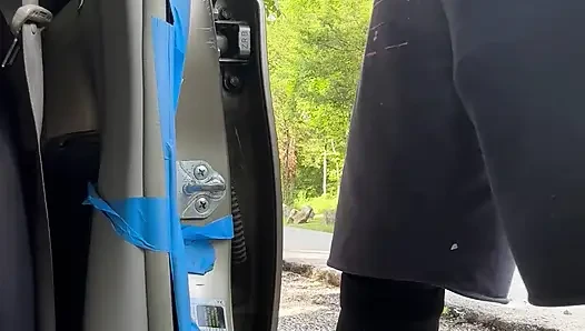 Ayakta ve takılıp duruyor