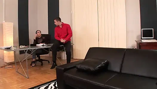 İki Ateşli Hatun Vahşi Üçlü Sekste Büyük Yarağa Tapıyor Ve Biniyor