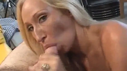 Her vuruş küçük yarak tutkusunu ifade ediyor