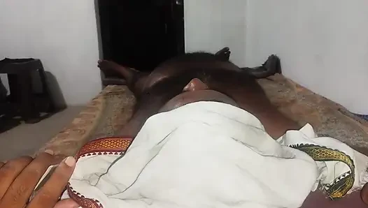 Güzel güzel kızı odasında sikiyorum ve eliyle penis masajı yapıyorum
