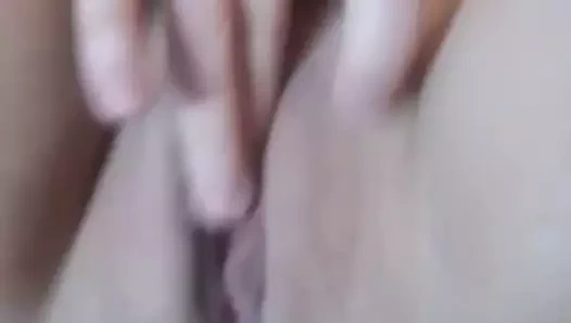 Kız misafirlerin önünde boşalmaya ikna etti