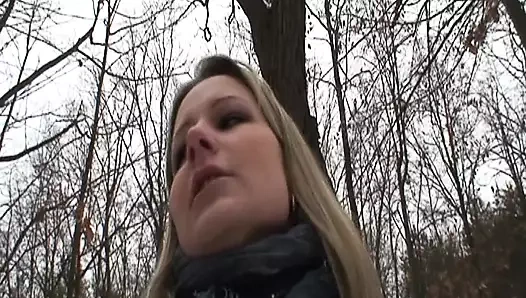 İyi görünümlü Alman bayan açık havada sert bir yarağı memnun ediyor