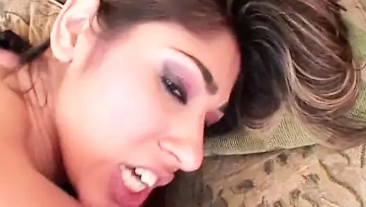 Azgın adam sert yarağını Latin hatunun tıraşlı amının derinliklerine sokuyor