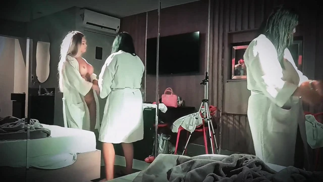 Yaramaz trans kocasını derin boğazla emiyor ve karısı da menage'de pasifin penisiyle birlikte emiyor!