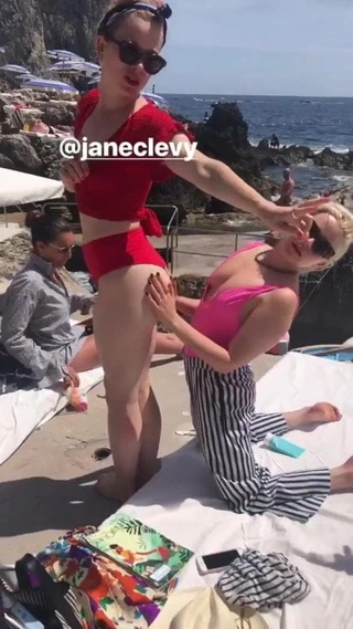 Mae whitman jane levy'nin poposunu ovuşturuyor