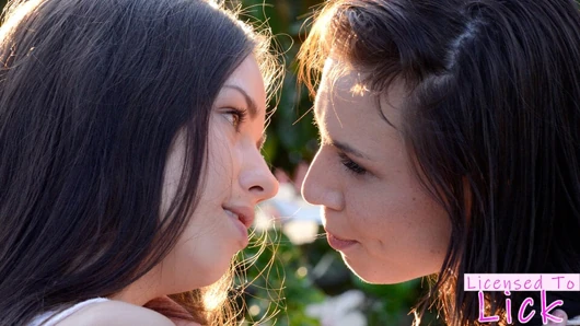 LICENSED TO LICK - Aidra Fox bir kadını seven öpüşüyor