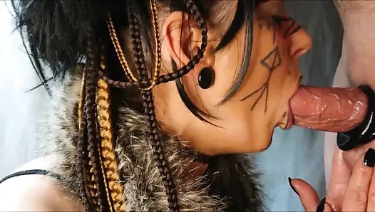 Orta yaşlı seksi kadın ıslak oral seks ağzına boşalma