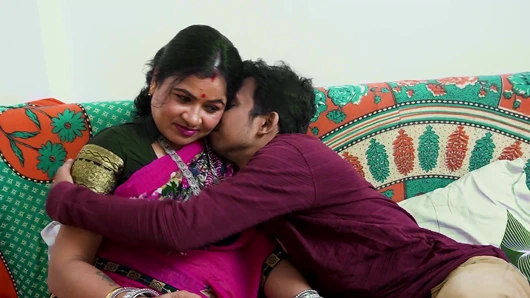 SEKSI TEYZE ROMANTIK SENCES DEBOR JI'SıNı IZLIYOR VE SIKIŞIYOR, SERT ÜÇLÜ SEKS