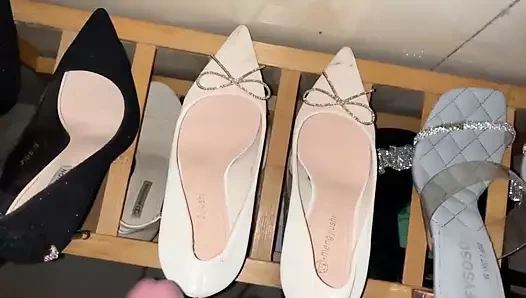 Kapısının önünde bir kadının topuklarını vur. eğer biri gelirse