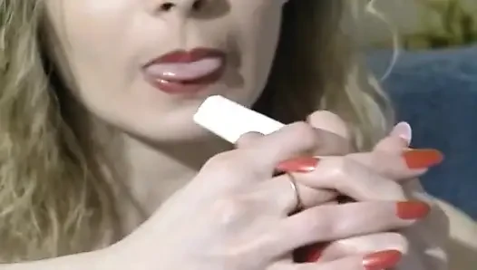 Orta yaşlı seksi kadın ve Alman kızla ayak fetişi gösterisini izleyin