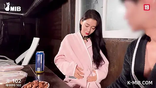 Koreli kız arkadaş kabinde erkek arkadaşı için özel bir etkinlik hazırladı