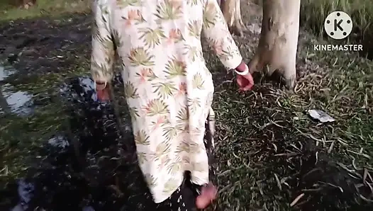 Desi gaon ki bhabhi bathroom karne gaya hai