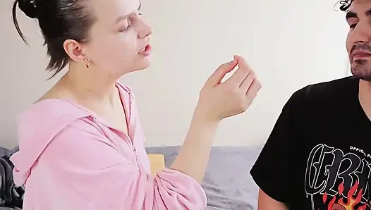parmaklarını ilk kez ısırıyor