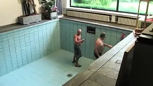 Sevimli ve sevimli Brezilyalı kadın iki sevinç havuz temizleyicisini şaşırttı