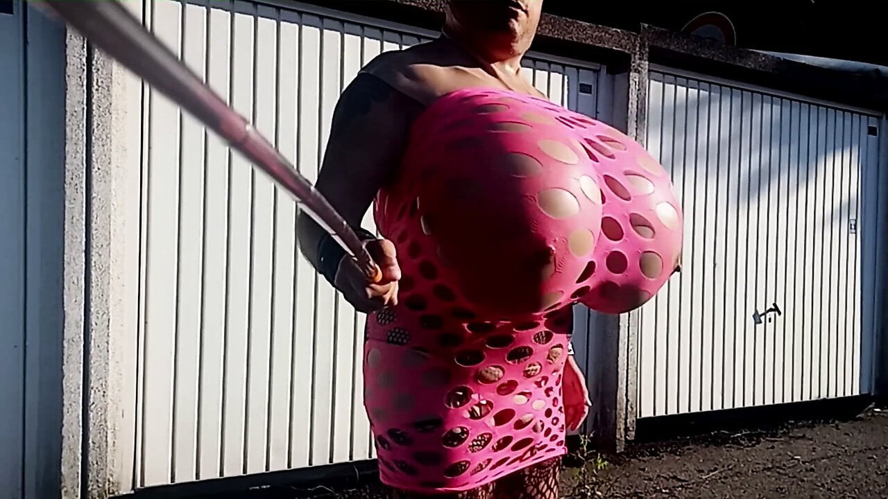 Balık ağı elbiseli ve diz üstü yüksek topuklu büyük memeli halka açık yürüyüş - crossdresser sissy yarı çıplak fetiş