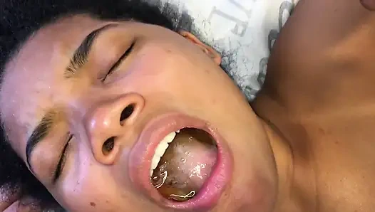 Üvey kız tükürerek sidik suyunu içiyor