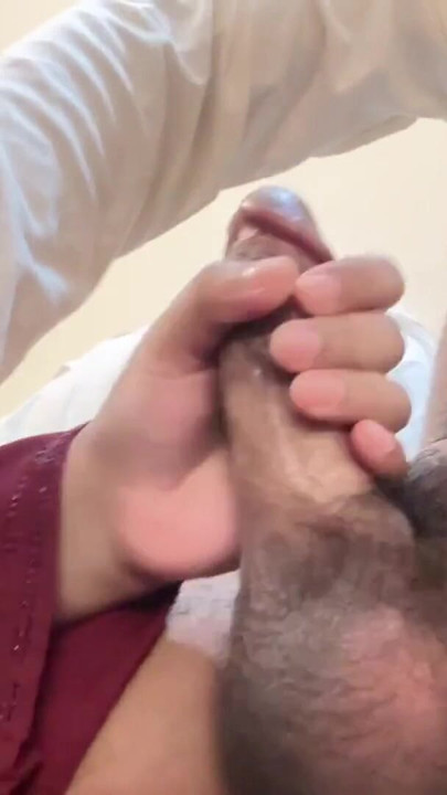 Arap iri güzel kız büyük yarağımı çıkardığımda ve bir banka bekleme odasında mastürbasyon yaptığımda şaşırıyor. Sonra boşalmama yardım ediyor. | Klip 1