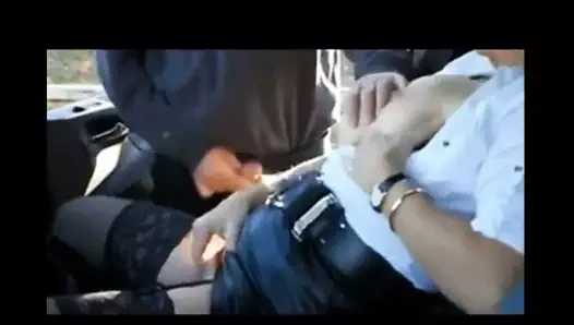 elle se montre dans sa voiture