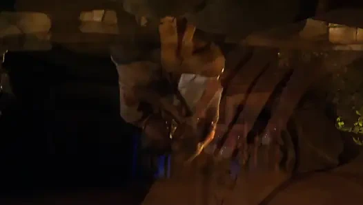 Quente morena gata está pulando em pau grande ao ar livre