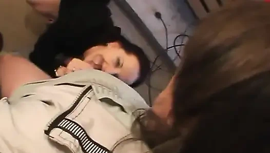 Koyu saçlı genç amcık yalıyor ve yaşlı adam tarafından sikiliyor