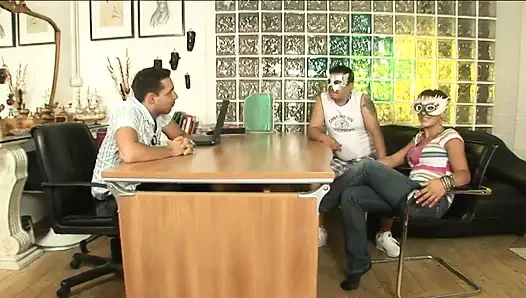 Maskeli orta yaşlı seksi kadın kamera önünde sikiliyor