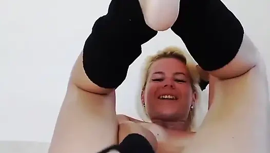 Esnek sarışın amcığını sikiyor