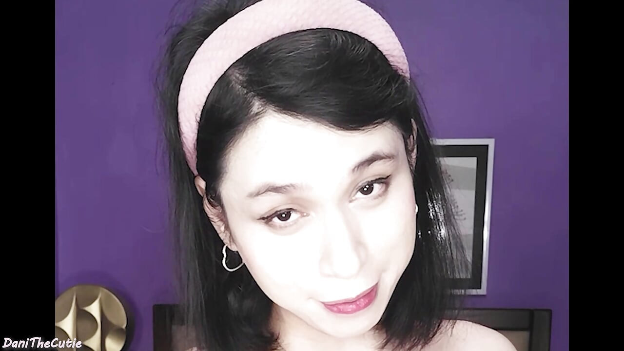 Güzel travesti DaniThecutie bu eğlenceli gündelik 31 talimatında kendini yağlıyor