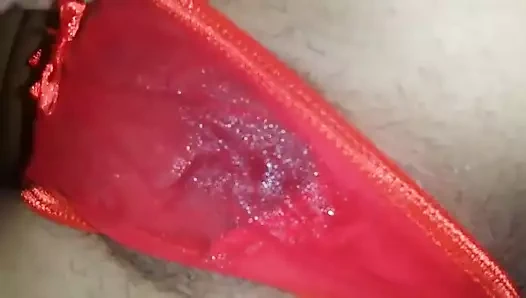 O kadar sert damlıyor ki, külotunun içini görebilirsin