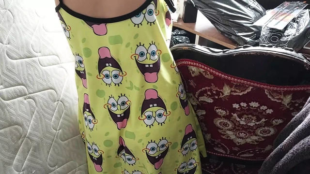 Üvey kız kardeşimi yarağımı emmek için bölüyorum. POV