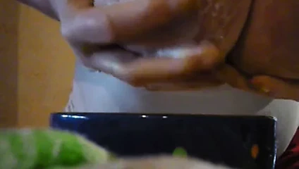 Sert meme uçları ile büyük memeler asılı