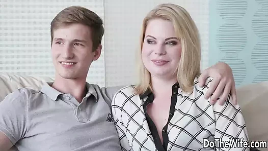 Ateşli sarışın evli kadın Adry Berty onun sıska gavatını izlemek istiyor