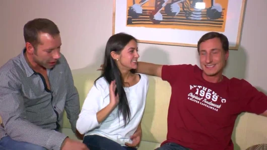 Amatör seksten türetilen orgazmlarla dolu üçlü - 1