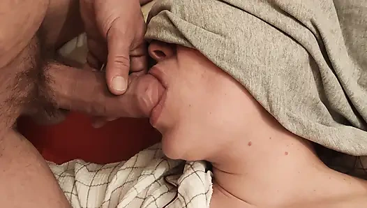 Ağzına koydum, göğüslerine ve vajinasına dokunup sonra onu seviştim